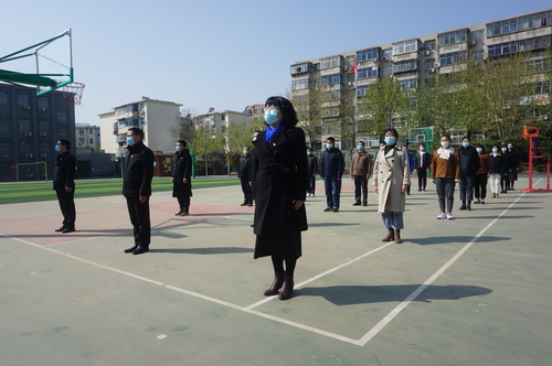 郑州市第107中学举行清明节降半旗哀悼活动