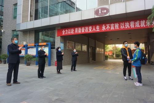 郑州市第107中学领导班子欢迎学子归来