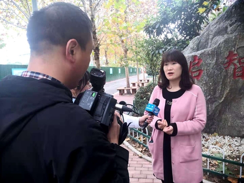 校医樊晓蕾接受郑州市教育电视台采访
