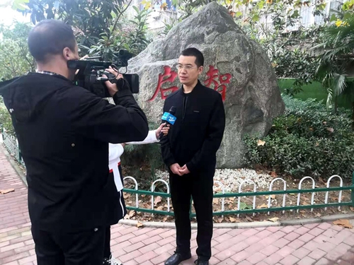 李然主任在郑州市第107高级中学接受记者采访