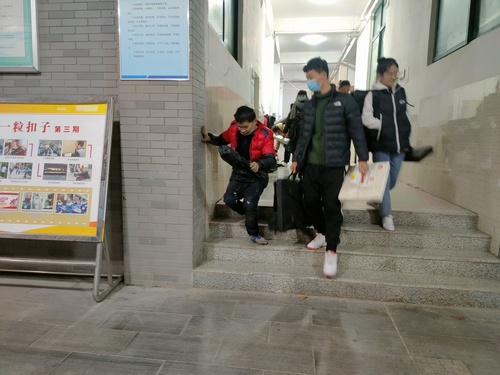 为梦想加油：郑州107高级中学老师帮助残疾考生参加考试