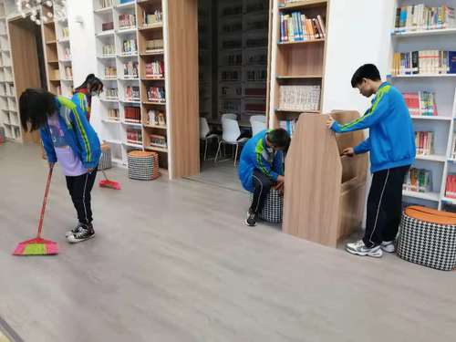 同学们打扫图书馆