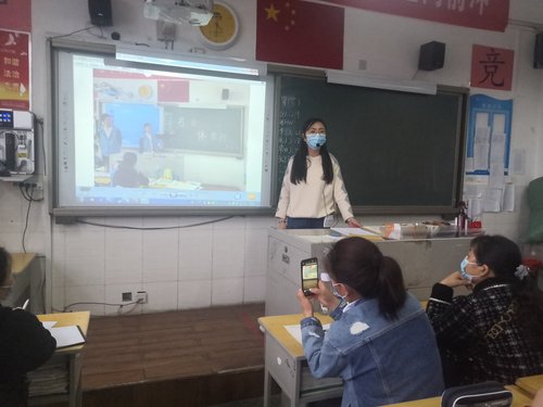 孟秋燕老师展示学生校园生活画面