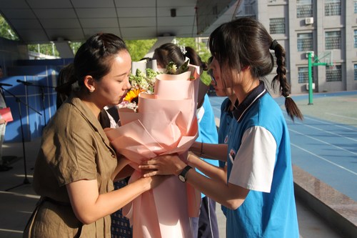 学生为老师送上鲜花