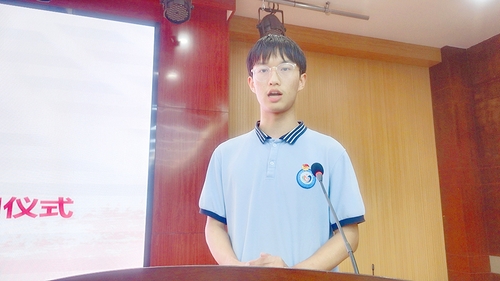 王宇博同学代表老团员发言