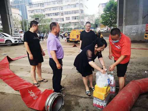 郑州市第一〇七高级中学为救援队送去物资