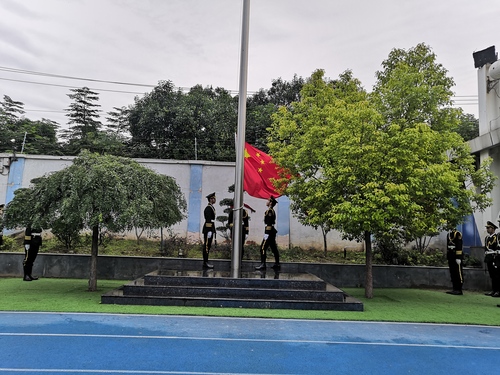 郑州市第一〇七高级中学举行升旗仪式