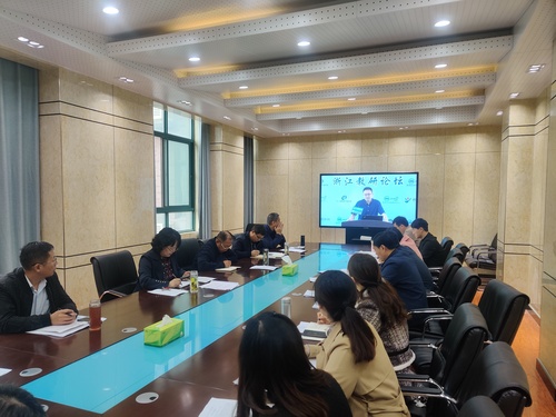 集体观看浙江省教育厅教研室的“双减”背景下作业设计与管理主题教研讲座
