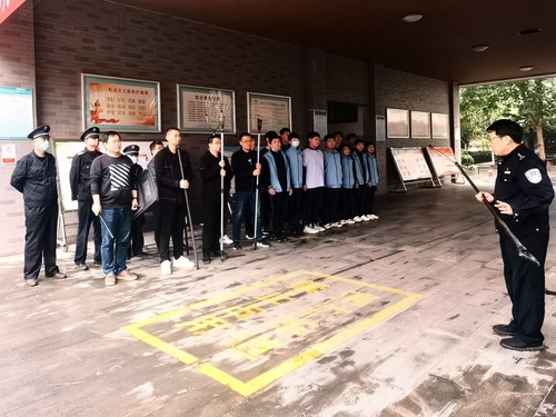 郑州市第107初级中学与福华街派出所联合开展防暴演练
