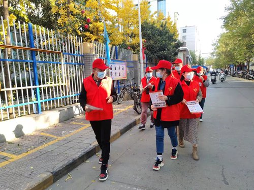 郑州市第107高级中学志愿者送“平安”进社区