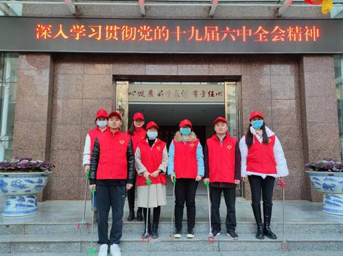 郑州市第一〇七高级中学开展“清洁校园 美化环境”志愿服务活动