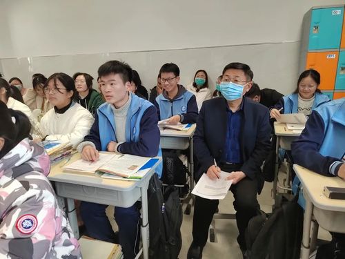 郑州市第一〇七高级中学副校长李旭带头听课
