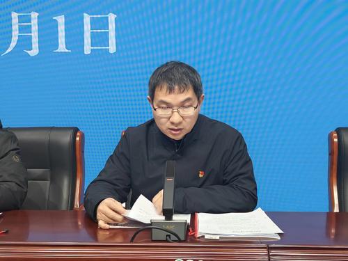 刘志义副校长向大会作《郑州市第107高级中学职称评定工作方案(草案)》的报告